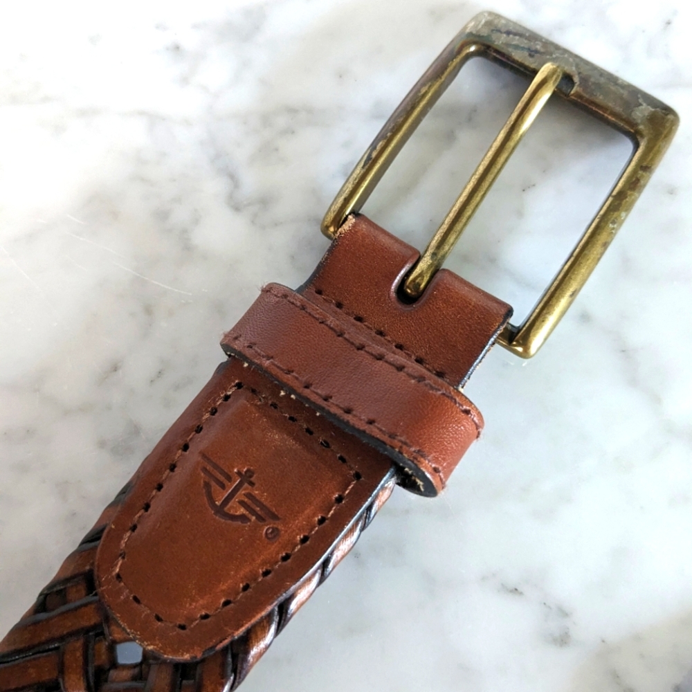 Men's Docker's leather belt, braided. Size 34. Measures 40" tip to tip.